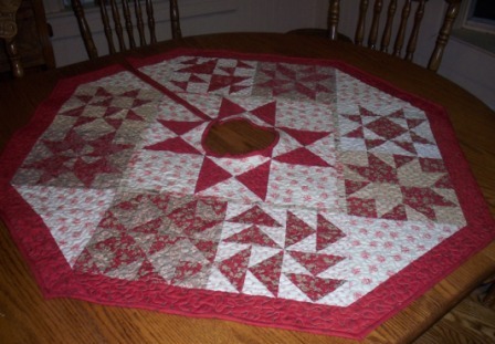 Make your own Christmas Tree Skirt with this free pattern